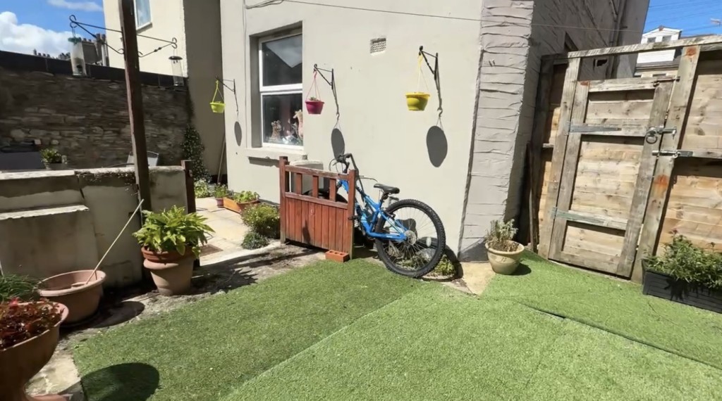 Lot: 73 - FREEHOLD RESIDENTIAL INVESTMENT ARRANGED AS TWO FLATS - Garden space